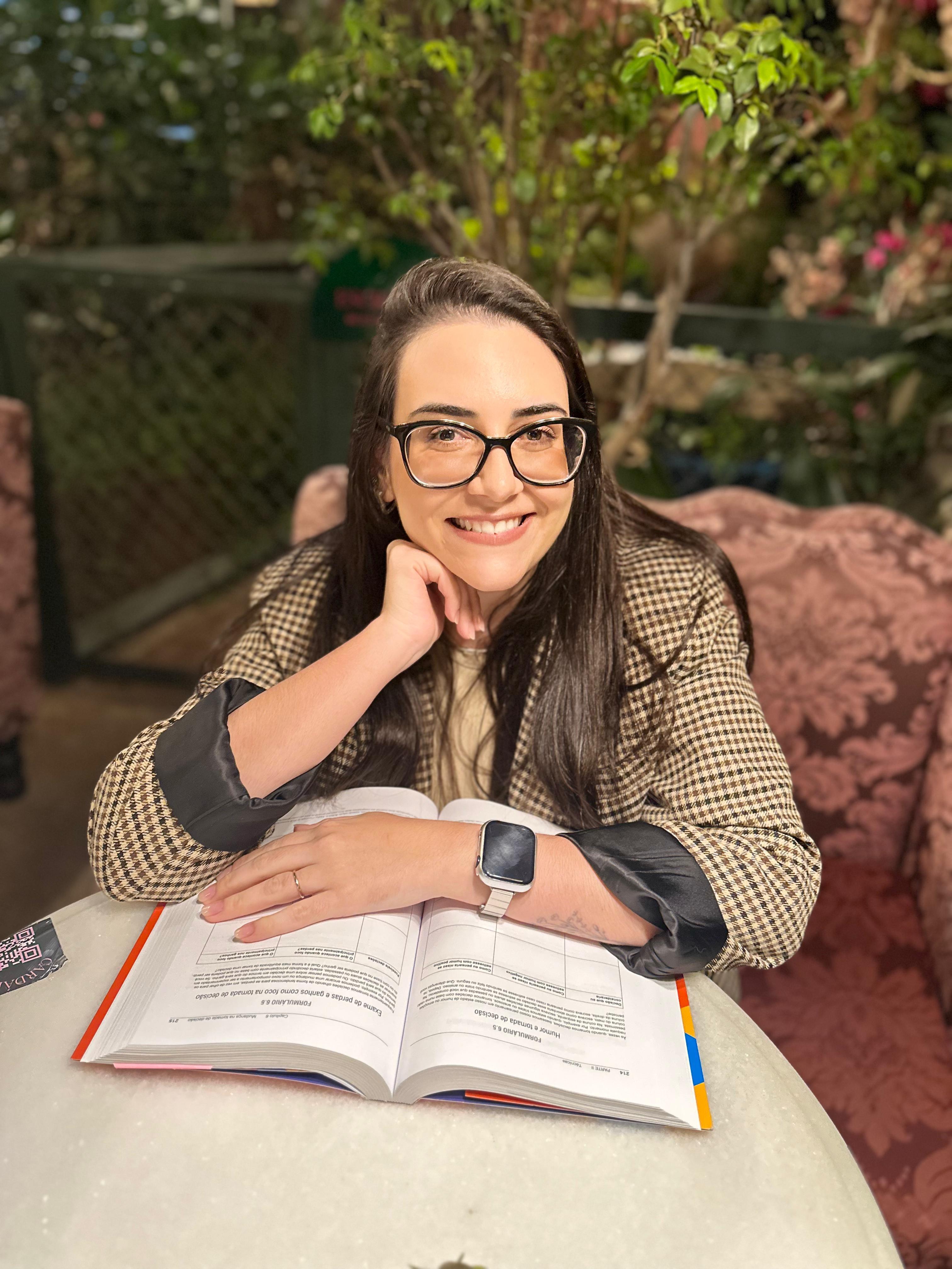 Jéssica lendo um livro